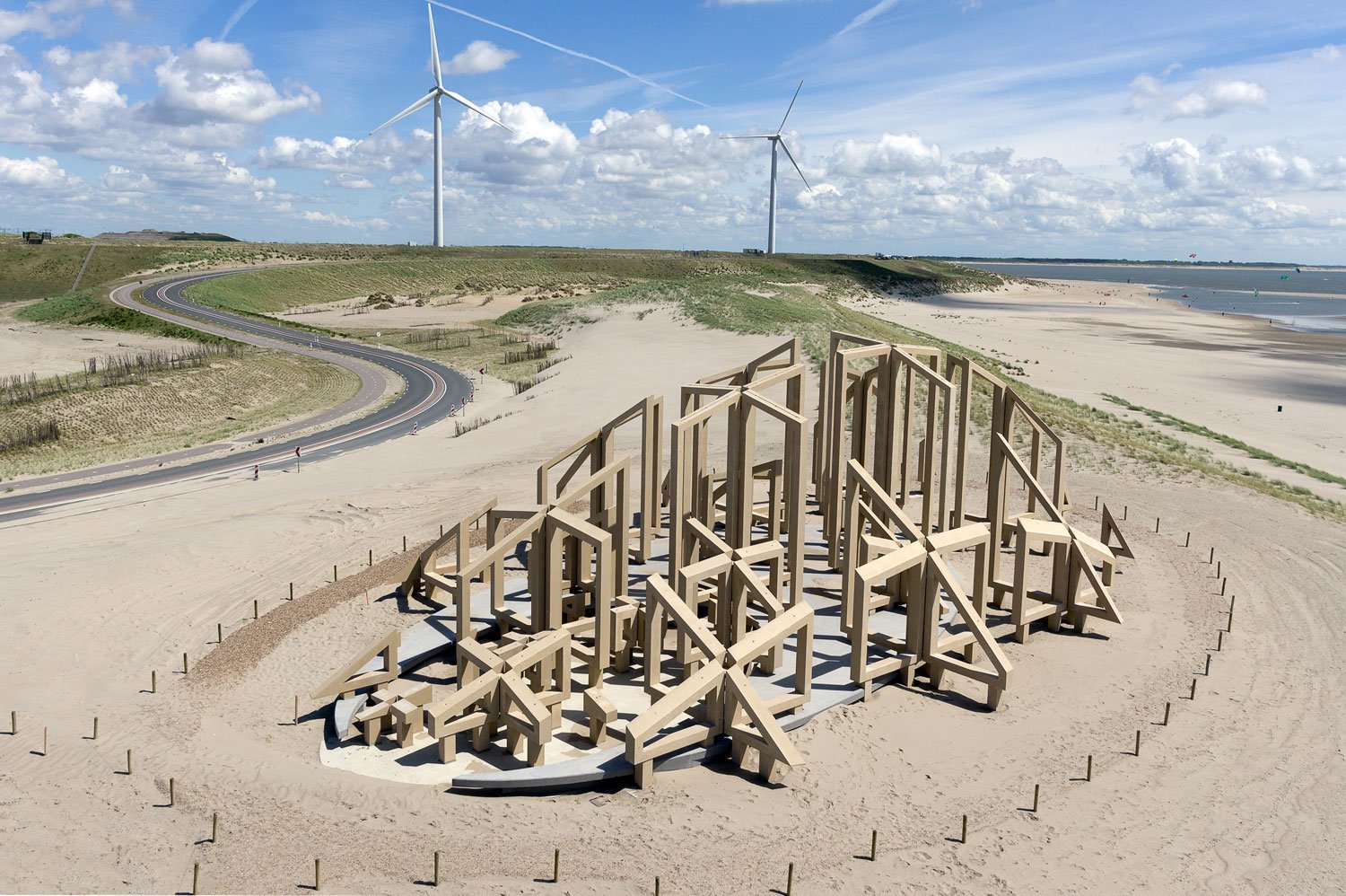 De Zandwacht  tussen de duinen op Maasvlakte 2